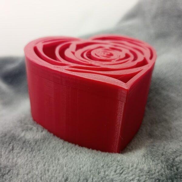 Heart shaped box with rose filigree of various sizes red